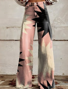 Weite Damenjeans mit auffälligem geometrischem Muster in Rosa, Schwarz und Beige. Modische Schlaghose, ideal für trendige Streetwear-Looks.