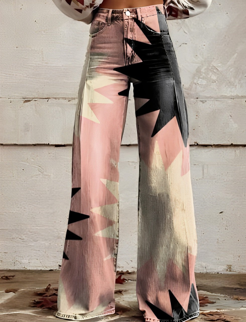 Weite Damenjeans mit auffälligem geometrischem Muster in Rosa, Schwarz und Beige. Modische Schlaghose, ideal für trendige Streetwear-Looks.