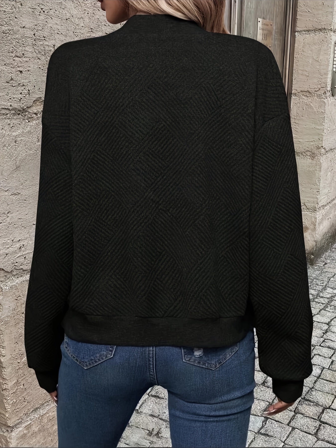 Damenpullover in Schwarz, elegantes Strickmuster, lässiger Stil, ideal für Herbstmode. Perfekt kombinierbar mit Jeans für einen trendigen Look.