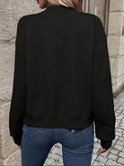 Damenpullover in Schwarz, elegantes Strickmuster, lässiger Stil, ideal für Herbstmode. Perfekt kombinierbar mit Jeans für einen trendigen Look.