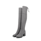 Graue Overknee-Stiefel mit Blockabsatz, aus Wildlederimitat. Modische Damenstiefel, ideal für Herbst und Winter. Bequem und stilvoll.