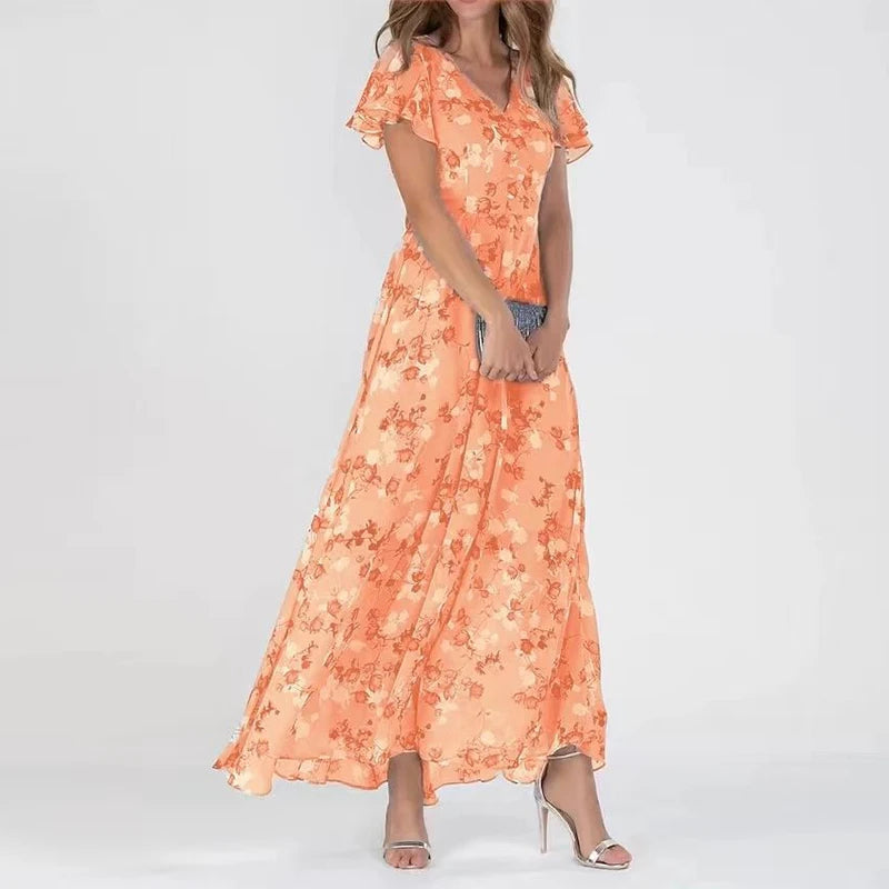 Frau in langem, orangefarbenem Blumenkleid, Sommermode, elegantes Design, Abendgarderobe.