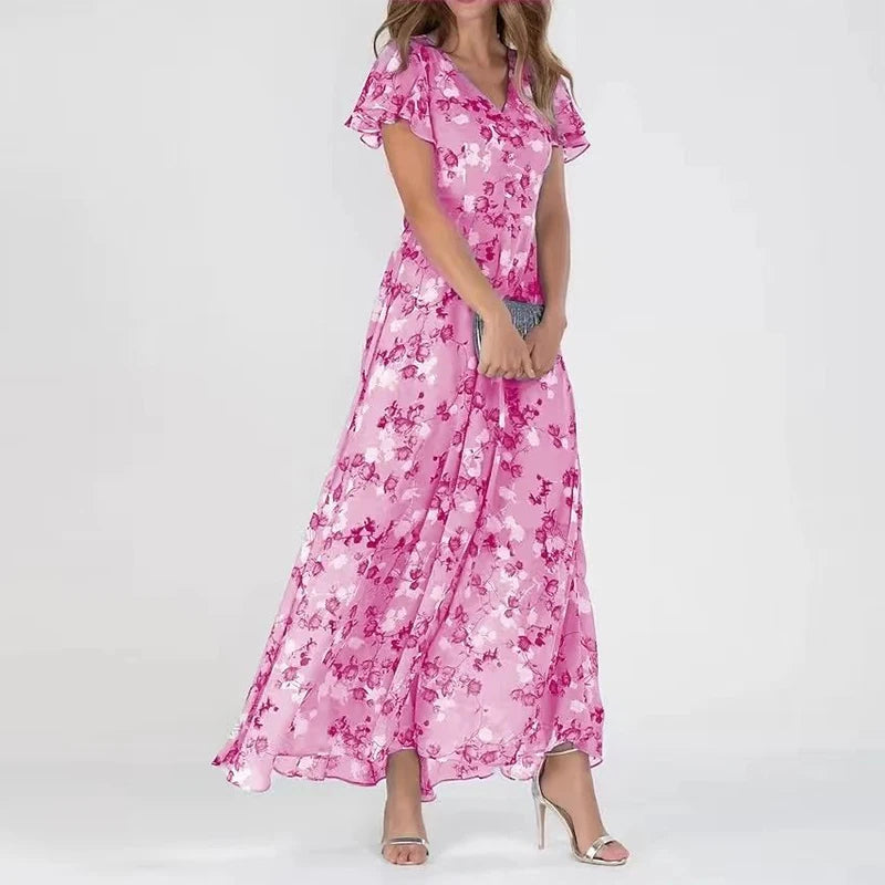 Frau in rosa geblümtem Maxikleid, Sommermode, elegantes Design, V-Ausschnitt, kurze Ärmel.