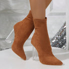 Braune Wildleder-Stiefeletten mit transparentem Blockabsatz, spitzer Zehenpartie und modernem Design. Perfekt für stilvolle Herbst-Outfits.