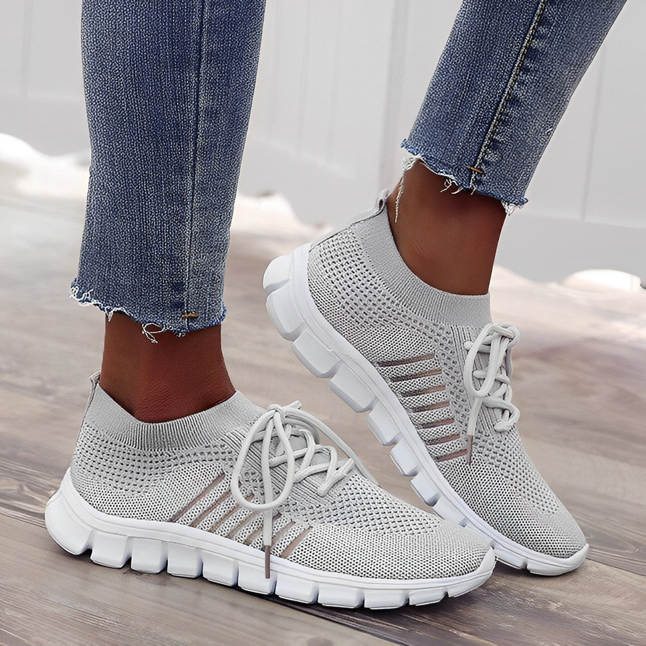 Damen Sneaker in Grau, atmungsaktiv und bequem, ideal für Freizeit und Sport. Modische Strickoptik, rutschfeste Sohle, perfekter Alltagsbegleiter.
