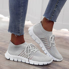 Damen Sneaker in Grau, atmungsaktiv und bequem, ideal für Freizeit und Sport. Modische Strickoptik, rutschfeste Sohle, perfekter Alltagsbegleiter.