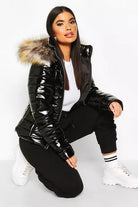 Damen schwarze glänzende Jacke mit Kunstfellkapuze, modisch, warm, Wintermantel.