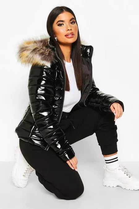 Damen schwarze glänzende Jacke mit Kunstfellkapuze, modisch, warm, Wintermantel.