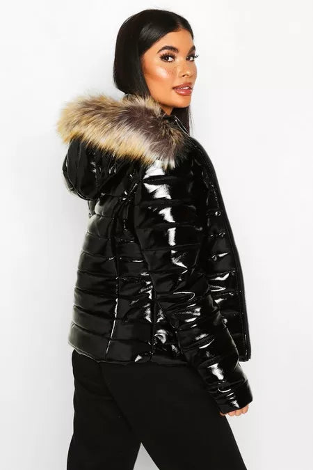 Damen schwarze glänzende Jacke mit Kunstfellkapuze, Wintermantel, modisch, warm.