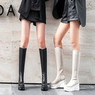 Damenstiefel mit Plateauabsatz in Schwarz und Weiß, modisch und elegant, ideal für Herbstmode. Perfekt kombinierbar mit Röcken und Shorts.