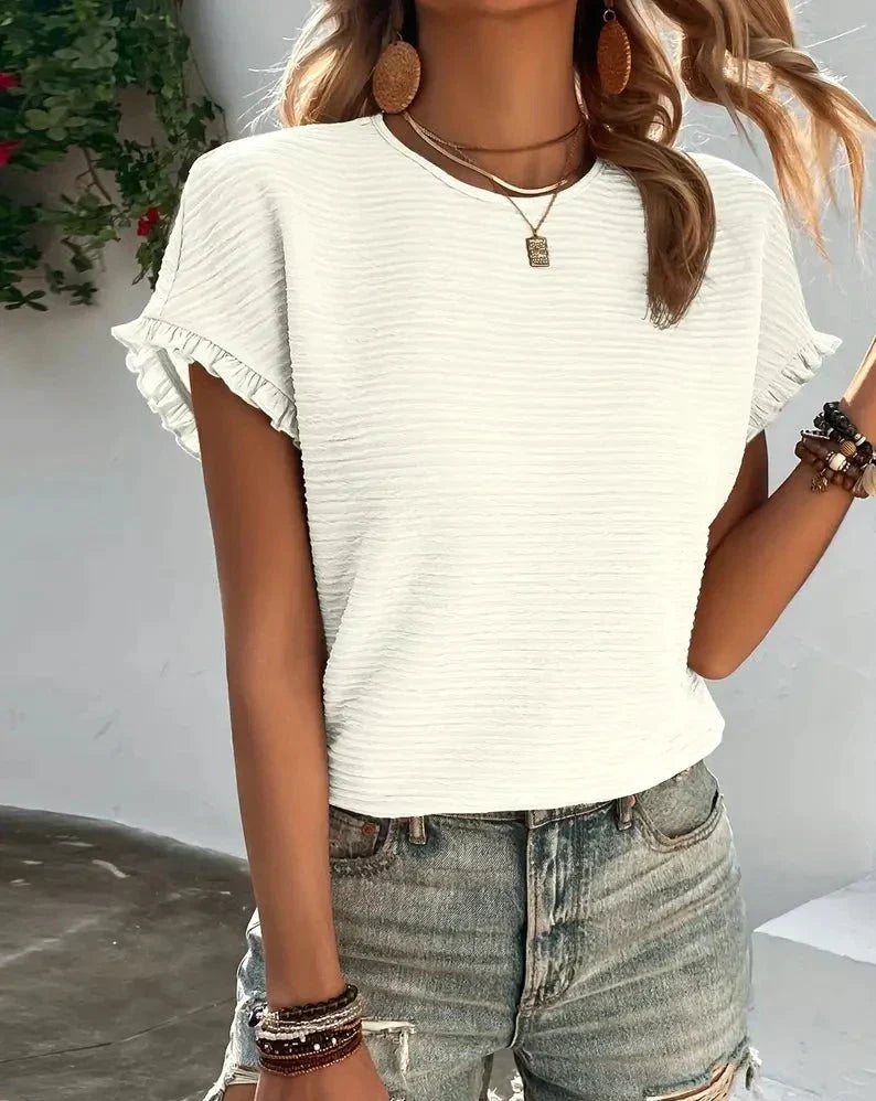 Damenmode: Weißes Rüschen-T-Shirt, lässig, kombiniert mit Jeansshorts. Perfekt für Sommer, Freizeit, trendiger Look, modische Accessoires.