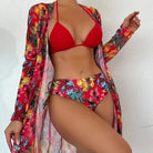 Farbintensiver Bikini mit tropischem Blumenmuster, kombiniert mit passendem Kimono. Perfekt für Strandmode und Sommertrends 2023.