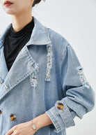 Hellblauer Denim-Mantel mit Revers, doppelreihig, zerrissenem Design. Perfekt für den Herbst. Modischer Damenmantel, lässiger Streetstyle.