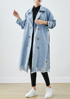 Hellblauer, zerrissener Denim-Mantel mit Revers und doppelter Knopfleiste, ideal für den Herbst. Modischer, lässiger Look für Damen.