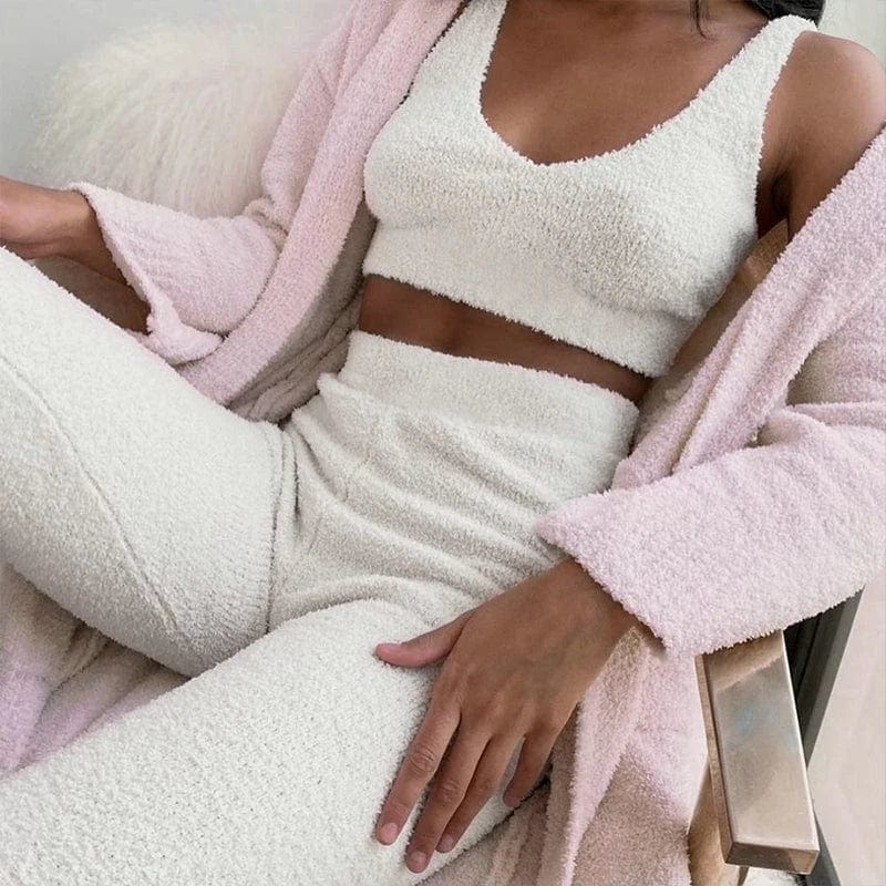 Flauschiges Sportset in Weiß, bestehend aus Top, Hose und Cardigan. Perfekt für gemütliche Freizeitaktivitäten und modische Loungewear.