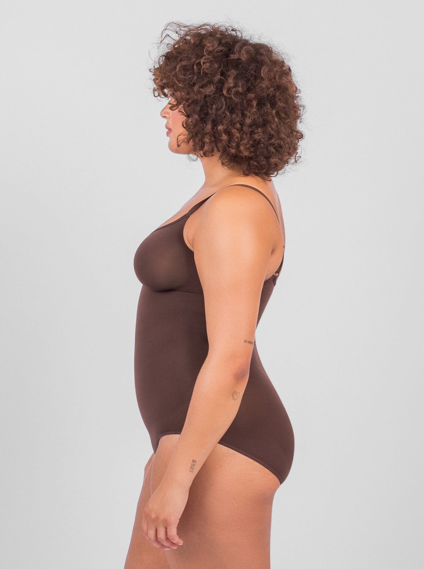 Nahtloser brauner Bodysuit mit Spaghetti-Trägern, ideal für Damenmode, bequem und figurbetont, perfekt für den Alltag oder besondere Anlässe.