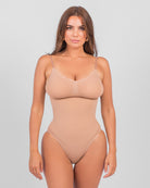Nahtloser Bodysuit in Beige mit Spaghetti-Trägern, ideal für Damenmode, Unterwäsche, Shapewear. Perfekt für bequemen, unsichtbaren Halt.