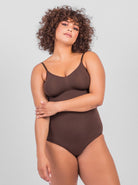 Nahtloser brauner Bodysuit mit Spaghetti-Trägern, ideal für Damenmode, bequem und stilvoll. Perfekt für Unterwäsche und Freizeitkleidung.
