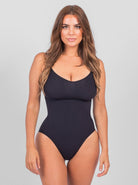 Nahtloser schwarzer Bodysuit mit Spaghetti-Trägern für Damen. Perfekt für bequeme Passform und stilvolle Outfits. Ideal für Alltag und Freizeit.