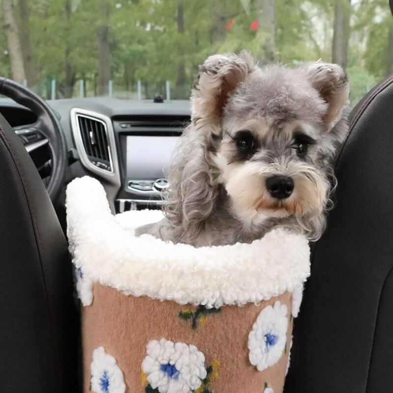Hund in Blumen-Wollfleece-Autositz, beige, für Haustiere, sicherer Transport im Auto.