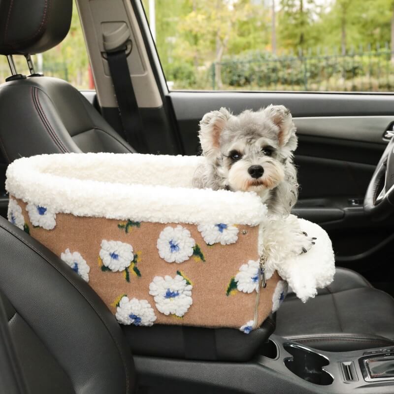 Hund in geblümtem Wollfleece-Autositz, beige, im Auto, Haustier-Sicherheitssitz, bequem.
