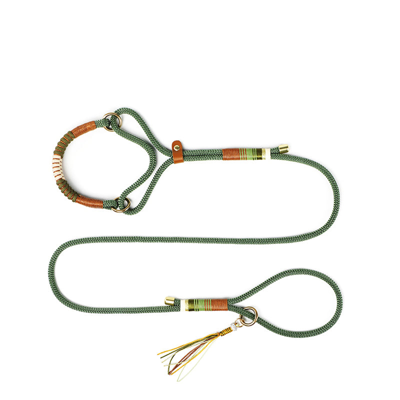 Grüne handgestrickte Hundeleine mit Halsband, robustes Seil, ideal für Hundetraining.