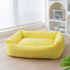 Gelbes, rechteckiges, waschbares Hundebett, atmungsaktiv, kariertes Design, auf Holzboden.