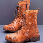 Damenstiefel aus Leder mit Blumenmuster, Schnürung und Reißverschluss. Modische, bequeme Herbstschuhe für stilvolle Outfits.