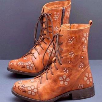 Damenstiefel aus Leder mit Blumenmuster, Schnürung und Reißverschluss. Modische, bequeme Herbstschuhe für stilvolle Outfits.