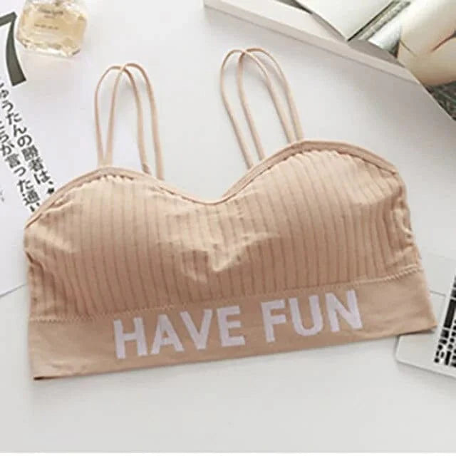 Gerippter Sport-BH in Beige mit Aufschrift "HAVE FUN", ideal für Fitness und Freizeit. Bequeme Passform, modisch und funktional.