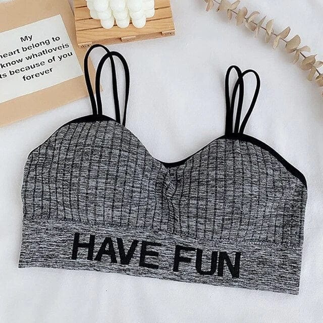 Gerippter Sport-BH in Dunkelgrau mit doppelten Trägern und "HAVE FUN"-Aufdruck, ideal für Fitness und Freizeit. Bequem und stilvoll.