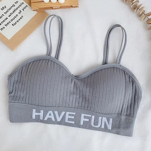 Gerippter grauer Sport-BH mit Spaghettiträgern und "HAVE FUN"-Aufdruck, ideal für Fitness und Freizeit. Bequeme Passform, modisches Design.