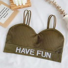 Gerippter Sport-BH in Grün mit doppelten Trägern und "HAVE FUN"-Aufdruck. Ideal für Fitness, Yoga und Freizeit. Bequem und stilvoll.