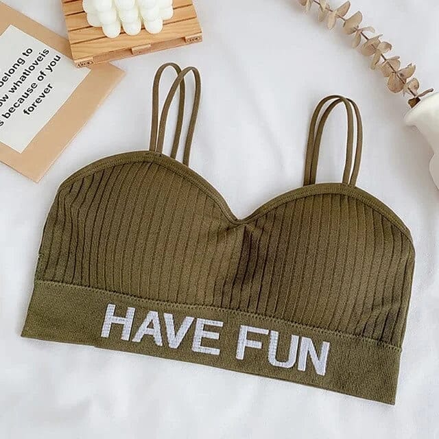 Gerippter Sport-BH in Grün mit doppelten Trägern und "HAVE FUN"-Aufdruck. Ideal für Fitness, Yoga und Freizeit. Bequem und stilvoll.
