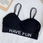 Gerippter schwarzer Sport-BH mit doppelten Trägern und "HAVE FUN"-Aufdruck. Ideal für Fitness, Yoga und Freizeit. Bequem und stylisch.