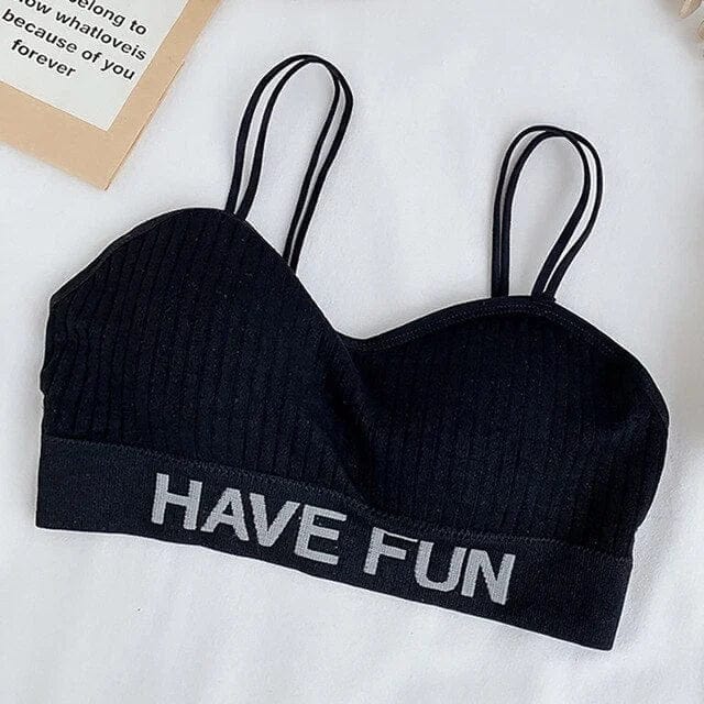 Gerippter schwarzer Sport-BH mit doppelten Trägern und "HAVE FUN"-Aufdruck. Ideal für Fitness, Yoga und Freizeit. Bequem und stylisch.