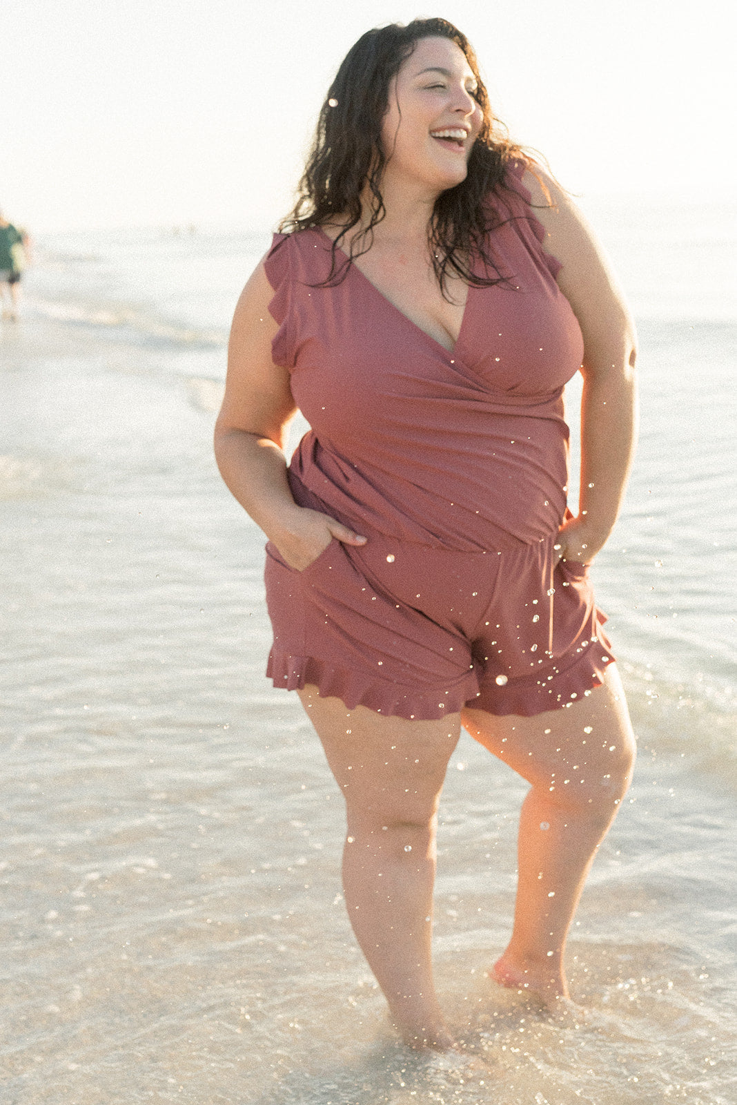 Frau im roten Badeanzug am Strand, Plus-Size-Mode, Sommerkleidung, Strandmode.