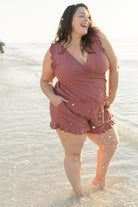 Frau im roten Badeanzug am Strand, Plus-Size-Mode, Sommerkleidung, Strandmode.