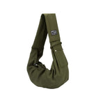 Grüne Umhängetasche aus Stoff mit verstellbarem Riemen und kleiner Außentasche. Ideal für Alltag und Reisen. Trendiges Accessoire.