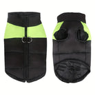 Schwarze Hundejacke mit neongrünen Streifen, Reißverschluss und D-Ringen. Ideal für kaltes Wetter, reflektierend, modisch und funktional.