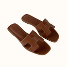 Braune Ledersandalen mit quadratischer Zehenpartie und markantem Riemen-Design. Perfekt für Sommermode und lässige Outfits.