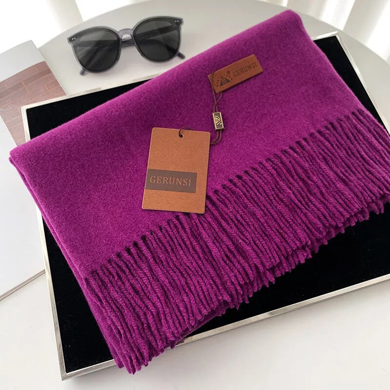 Lila Kaschmirschal mit Fransen, stilvoll und weich, ideal für Herbst und Winter. Perfektes Accessoire für Damenmode. Hochwertige Qualität.
