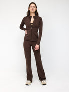 Brauner Damen-Trainingsanzug mit Reißverschluss, figurbetontem Design und sportlichem Look. Perfekt für Fitness, Yoga und Freizeitmode.