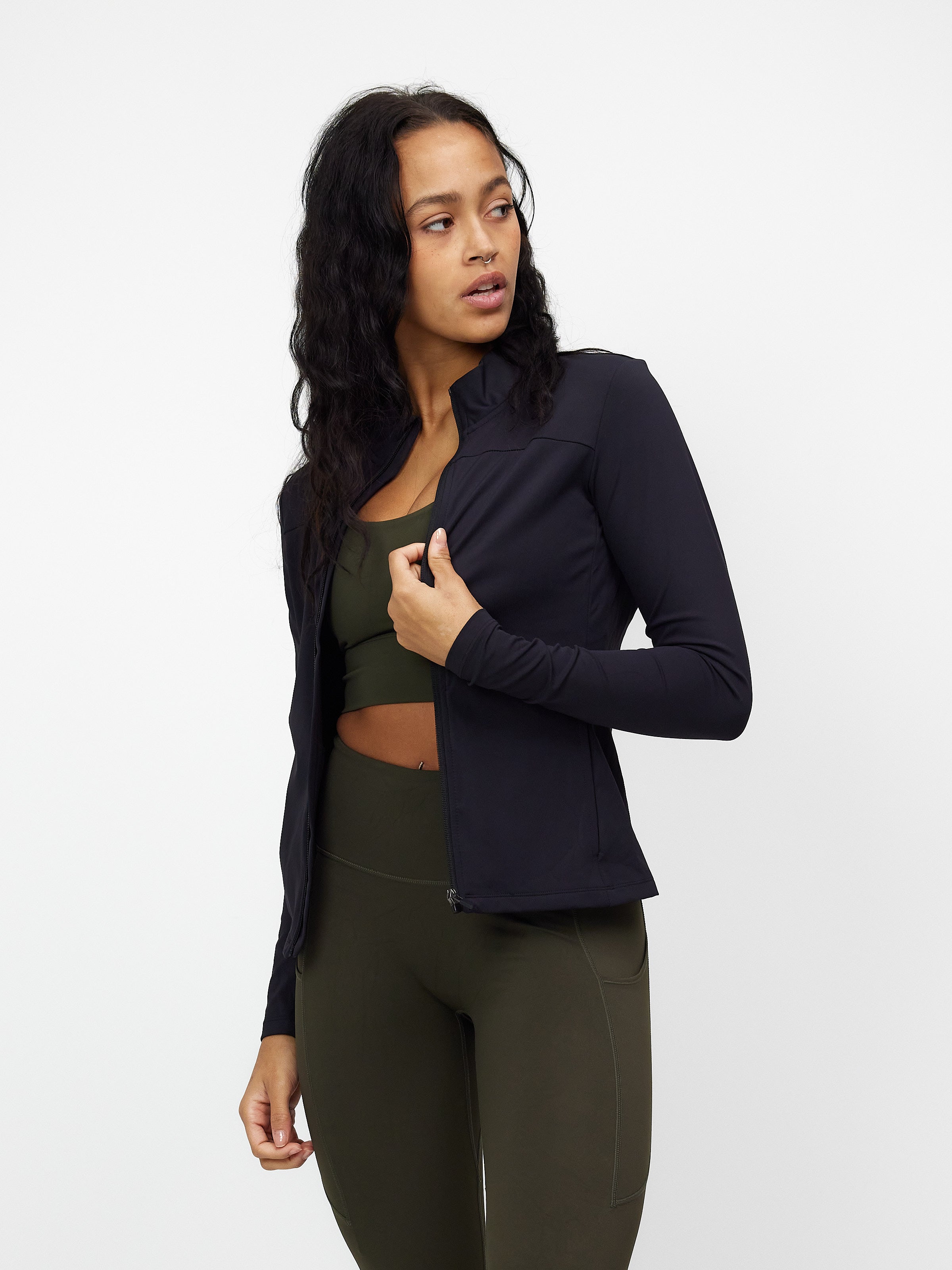 Schwarze Zip-Bluse für Damen, sportlich-elegant, ideal für Fitness und Freizeit. Hochwertiges Material, figurbetont, vielseitig kombinierbar.