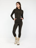 Damen-Sportanzug in Dunkeloliv, bestehend aus Reißverschlussjacke und Leggings. Ideal für Fitness, Yoga und Freizeit. Bequem und stilvoll.