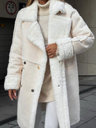 Damenmantel aus Lammwolle, lang, beige, mit Knöpfen. Eleganter Wintermantel, warm und stilvoll, ideal für kalte Tage.