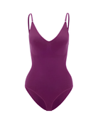 Lila Shapewear-Bodysuit mit verstellbaren Trägern, nahtloser Passform und figurformendem Design. Perfekt für unsichtbare Unterstützung und Komfort.