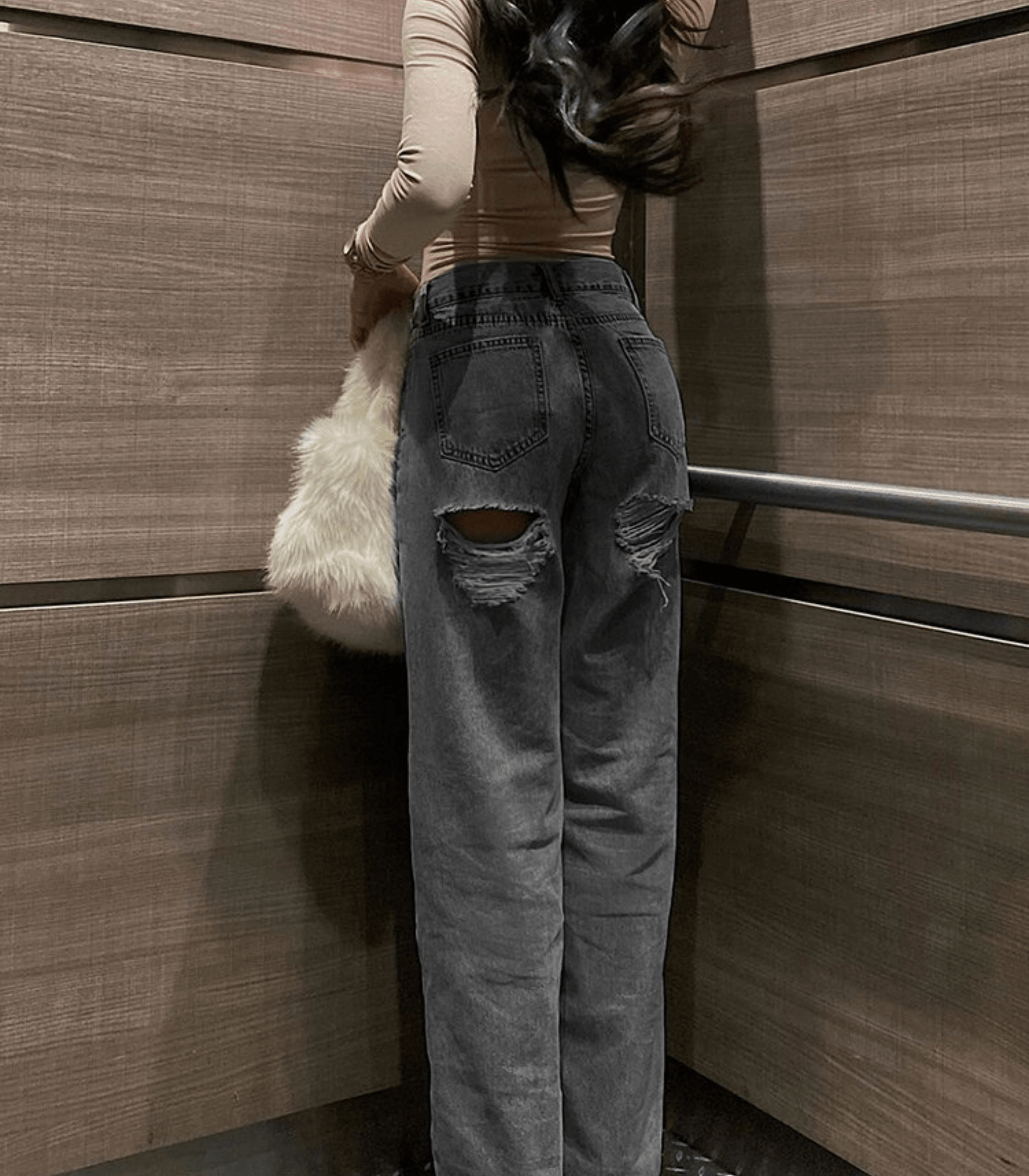 Baggy-Jeans mit zerrissenem Design, dunkler Denim, modisch und lässig, ideal für Streetwear. Perfekt für trendbewusste Modefans.