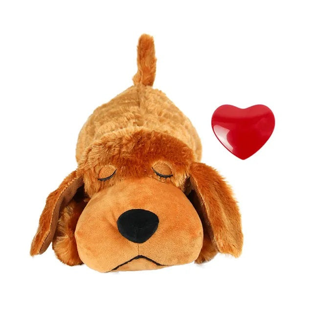 Brauner Plüschhund mit geschlossenen Augen und rotem Herz. Kuscheltier, Geschenkidee, Kinderzimmer-Deko, weiches Spielzeug, Hundeliebhaber.