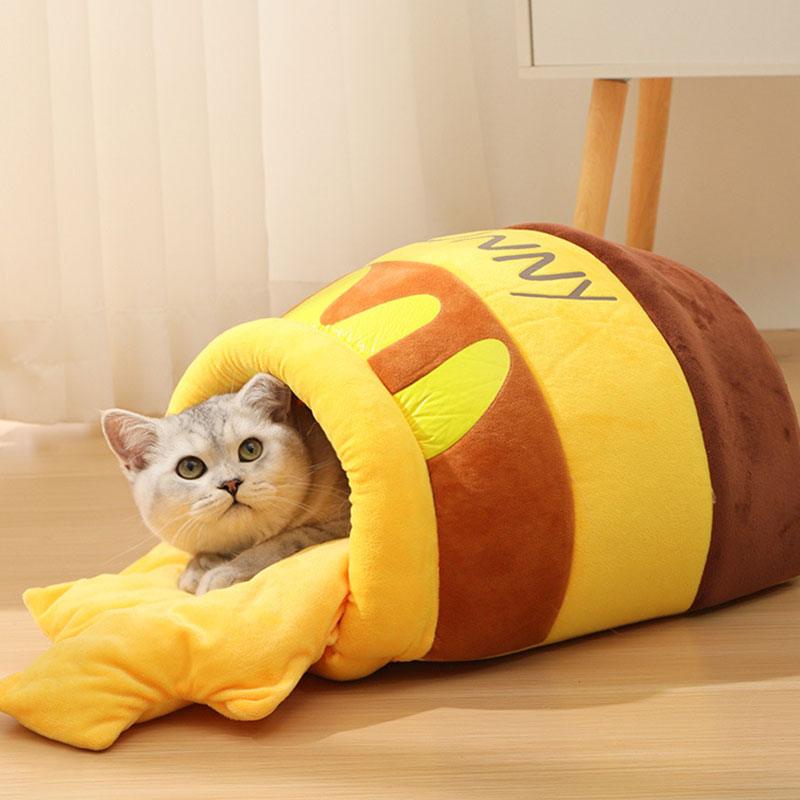 Gemütliches Katzenbett in Honigtopf-Design, ideal für alle Jahreszeiten. Weiches, warmes Material bietet Komfort und Sicherheit für Katzen.